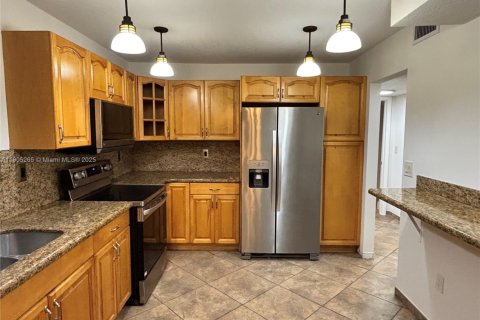 Condo in Miami, Florida, 2 bedrooms  № 1957253 - photo 12