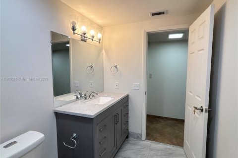 Condo in Miami, Florida, 2 bedrooms  № 1957253 - photo 28