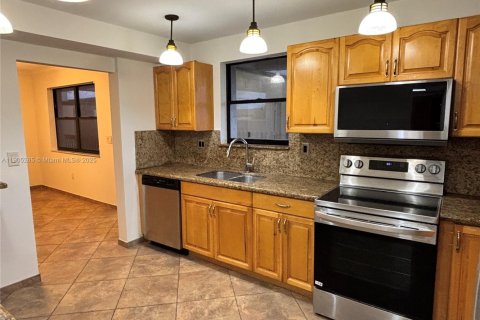 Condo in Miami, Florida, 2 bedrooms  № 1957253 - photo 13