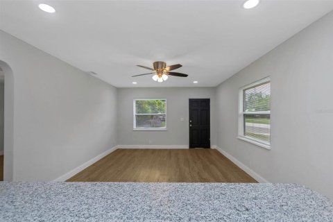 House in Saint Petersburg, Florida 3 bedrooms, 105.91 sq.m. № 1836984 - photo 10