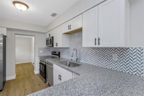 House in Saint Petersburg, Florida 3 bedrooms, 105.91 sq.m. № 1836984 - photo 9