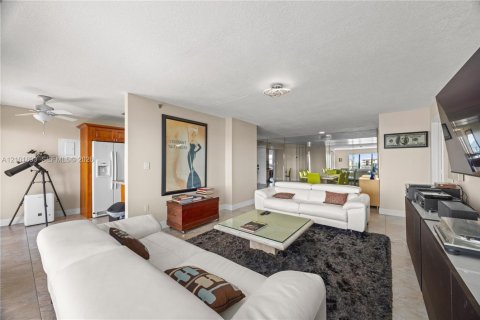 Condominio en venta en Hollywood, Florida, 2 dormitorios, 145.86 m2 № 2404212 - foto 2