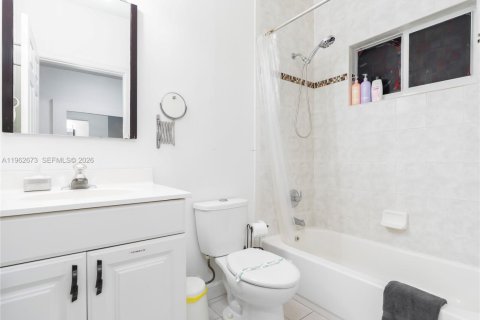 Propiedad comercial en venta en Hollywood, Florida, 333.61 m2 № 2025266 - foto 29