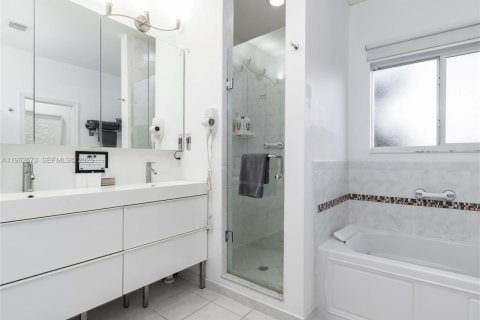 Propiedad comercial en venta en Hollywood, Florida, 333.61 m2 № 2025266 - foto 11