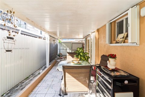Touwnhouse à vendre à Hialeah, Floride: 3 chambres, 109.62 m2 № 1969258 - photo 17