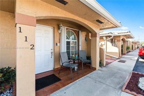 Touwnhouse à vendre à Hialeah, Floride: 3 chambres, 109.62 m2 № 1969258 - photo 2