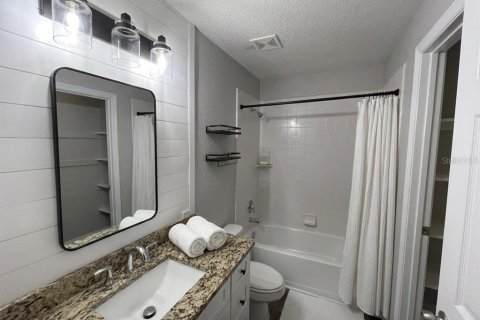 House in Oviedo, Florida 4 bedrooms, 262.91 sq.m. № 2342370 - photo 16