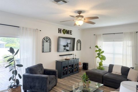 House in Oviedo, Florida 4 bedrooms, 262.91 sq.m. № 2342370 - photo 7