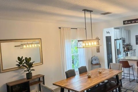 House in Oviedo, Florida 4 bedrooms, 262.91 sq.m. № 2342370 - photo 5