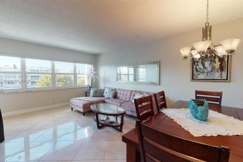 Condominio en venta en Hallandale Beach, Florida, 1 dormitorio, 71.53 m2 № 1939606 - foto 1