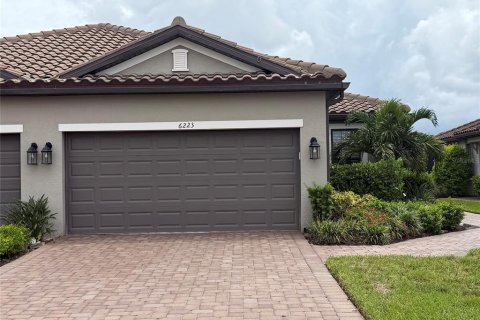 House in Bradenton, Florida 2 bedrooms, 142.42 sq.m. № 2287017