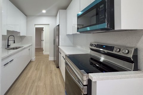 House in Miami Gardens, Florida 3 bedrooms, 51.1 sq.m. № 1996423 - photo 7