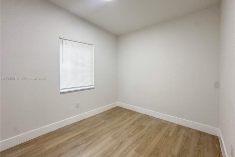 House in Miami Gardens, Florida 3 bedrooms, 51.1 sq.m. № 1996423 - photo 13