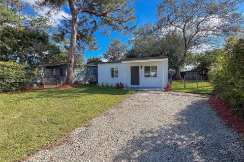 House in Miami Gardens, Florida 3 bedrooms, 51.1 sq.m. № 1996423 - photo 2