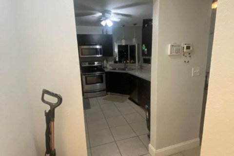 Condo in Oakland Park, Florida, 2 bedrooms  № 2082087 - photo 8