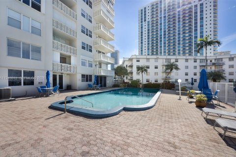 Купить кондоминиум в Халландейл-Бич, Флорида 1 спальня, 69.58м2, № 2008515 - фото 23