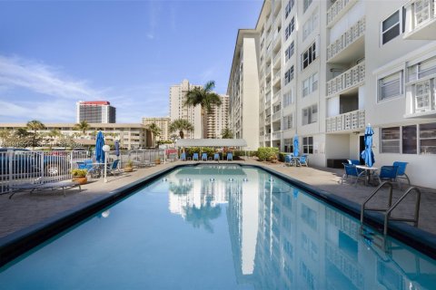 Купить кондоминиум в Халландейл-Бич, Флорида 1 спальня, 69.58м2, № 2008515 - фото 20