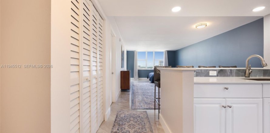 Кондоминиум с 1 спальней в Халландейл-Бич, Флорида № 2008515