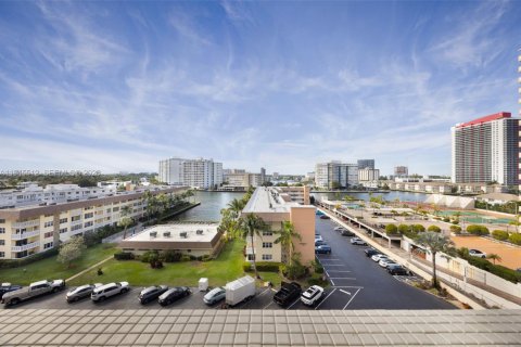 Купить кондоминиум в Халландейл-Бич, Флорида 1 спальня, 69.58м2, № 2008515 - фото 19