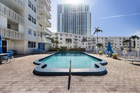 Купить кондоминиум в Халландейл-Бич, Флорида 1 спальня, 69.58м2, № 2008515 - фото 22
