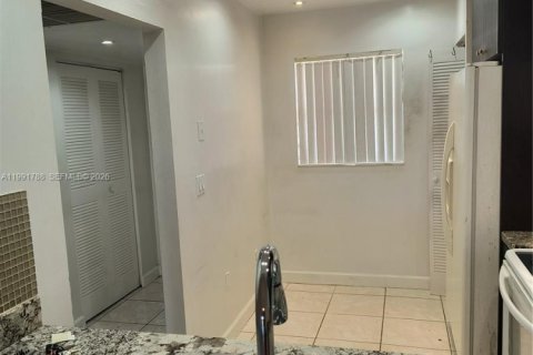 Condo in Miami, Florida, 2 bedrooms  № 2055590 - photo 13