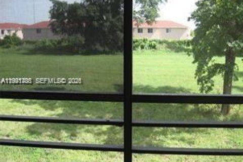 Condo in Miami, Florida, 2 bedrooms  № 2055590 - photo 5