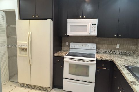 Condo in Miami, Florida, 2 bedrooms  № 2055590 - photo 9