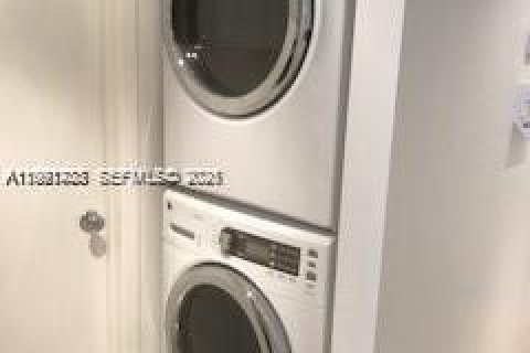 Condo in Miami, Florida, 2 bedrooms  № 2055590 - photo 25