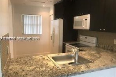 Condo in Miami, Florida, 2 bedrooms  № 2055590 - photo 12