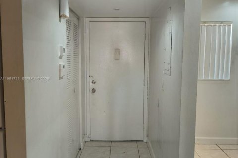 Condo in Miami, Florida, 2 bedrooms  № 2055590 - photo 8