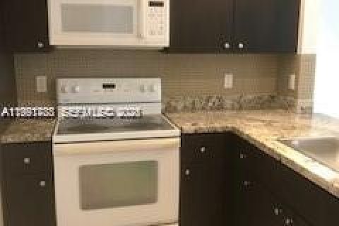 Condo in Miami, Florida, 2 bedrooms  № 2055590 - photo 11