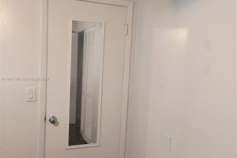 Condo in Miami, Florida, 2 bedrooms  № 2055590 - photo 23