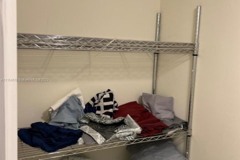 Copropriété à louer à Hollywood, Floride: 2 chambres, 127.09 m2 № 2048641 - photo 4