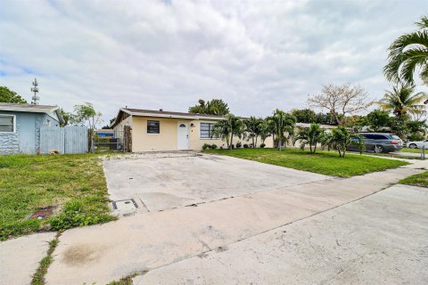 House in Boynton Beach, Florida 4 bedrooms, 128.76 sq.m. № 2391781 - photo 8