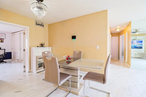 House in Boynton Beach, Florida 4 bedrooms, 128.76 sq.m. № 2391781 - photo 5