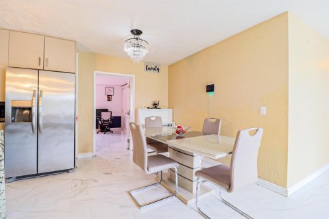 House in Boynton Beach, Florida 4 bedrooms, 128.76 sq.m. № 2391781 - photo 3