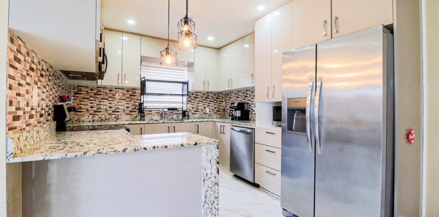 House in Boynton Beach, Florida 4 bedrooms, 128.76 sq.m. № 2391781
