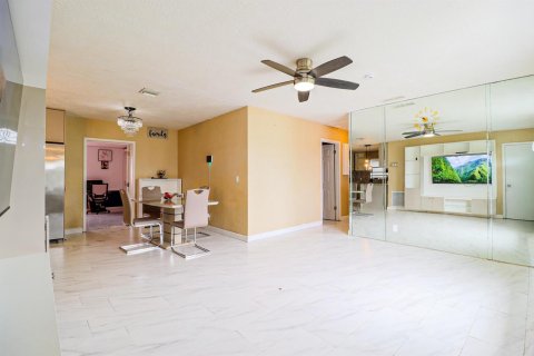 House in Boynton Beach, Florida 4 bedrooms, 128.76 sq.m. № 2391781 - photo 4