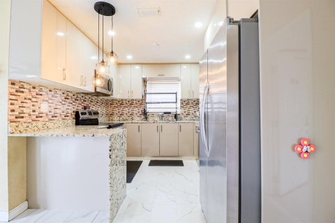 House in Boynton Beach, Florida 4 bedrooms, 128.76 sq.m. № 2391781 - photo 2
