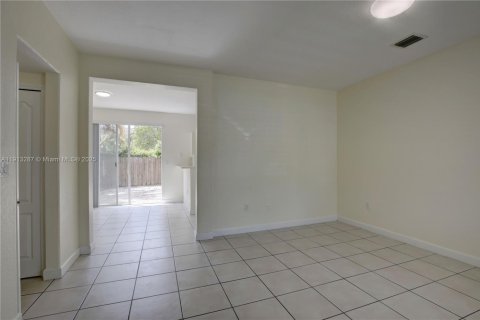 Copropriété à louer à Hialeah, Floride: 2 chambres, 106.93 m2 № 1969408 - photo 2