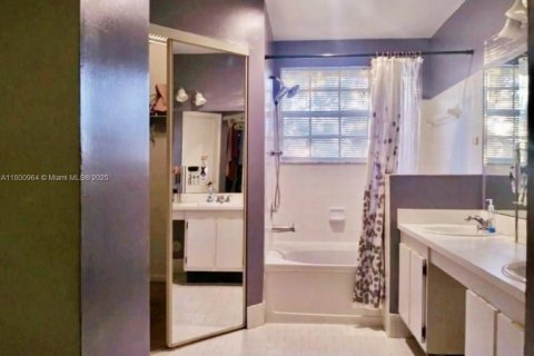 House in Sunrise, Florida 3 bedrooms, 153.85 sq.m. № 1994783 - photo 11