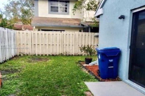 House in Sunrise, Florida 3 bedrooms, 153.85 sq.m. № 1994783 - photo 15