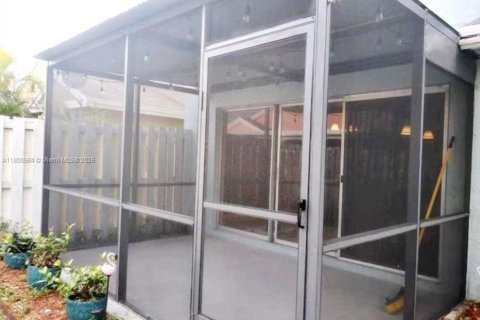 House in Sunrise, Florida 3 bedrooms, 153.85 sq.m. № 1994783 - photo 13