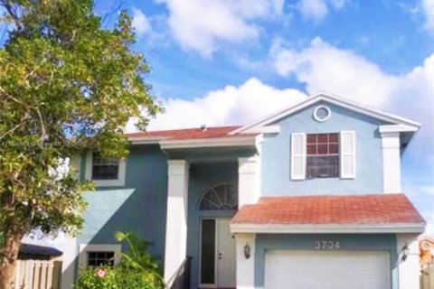House in Sunrise, Florida 3 bedrooms, 153.85 sq.m. № 1994783