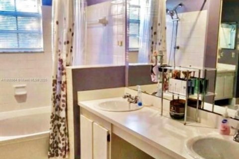 House in Sunrise, Florida 3 bedrooms, 153.85 sq.m. № 1994783 - photo 12