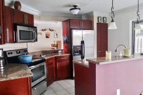 House in Sunrise, Florida 3 bedrooms, 153.85 sq.m. № 1994783 - photo 10