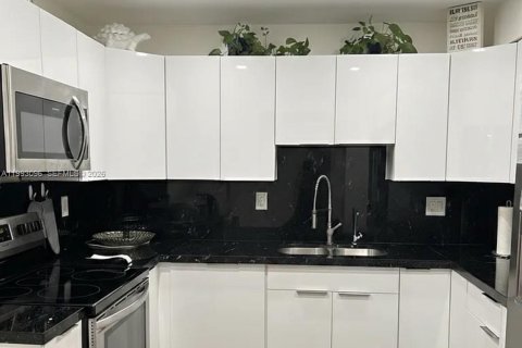 Condominio en venta en North Miami, Florida, 2 dormitorios, 110.55 m2 № 2073806 - foto 3