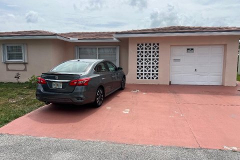 House in Tamarac, Florida 2 bedrooms, 147.44 sq.m. № 2173127
