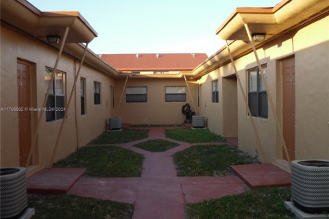 House in Miami, Florida 2 bedrooms, 74.32 sq.m. № 1861426 - photo 1