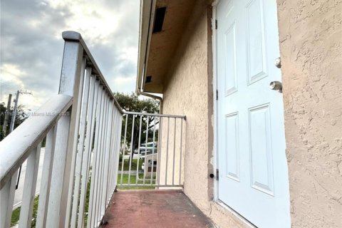 Снять в аренду виллу или дом в Форт-Лодердейл, Флорида 2 спальни, 139.54м2, № 1956154 - фото 9